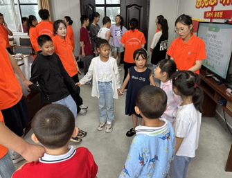 陕西工院学子：暑期社会实践队开展“童心绘梦，多彩童