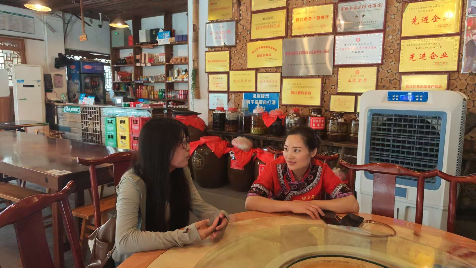 ͼΪ�Ŷӳ�Ա�ɷ�ǭ��������͹��ϰ� ��������ͼ.jpg