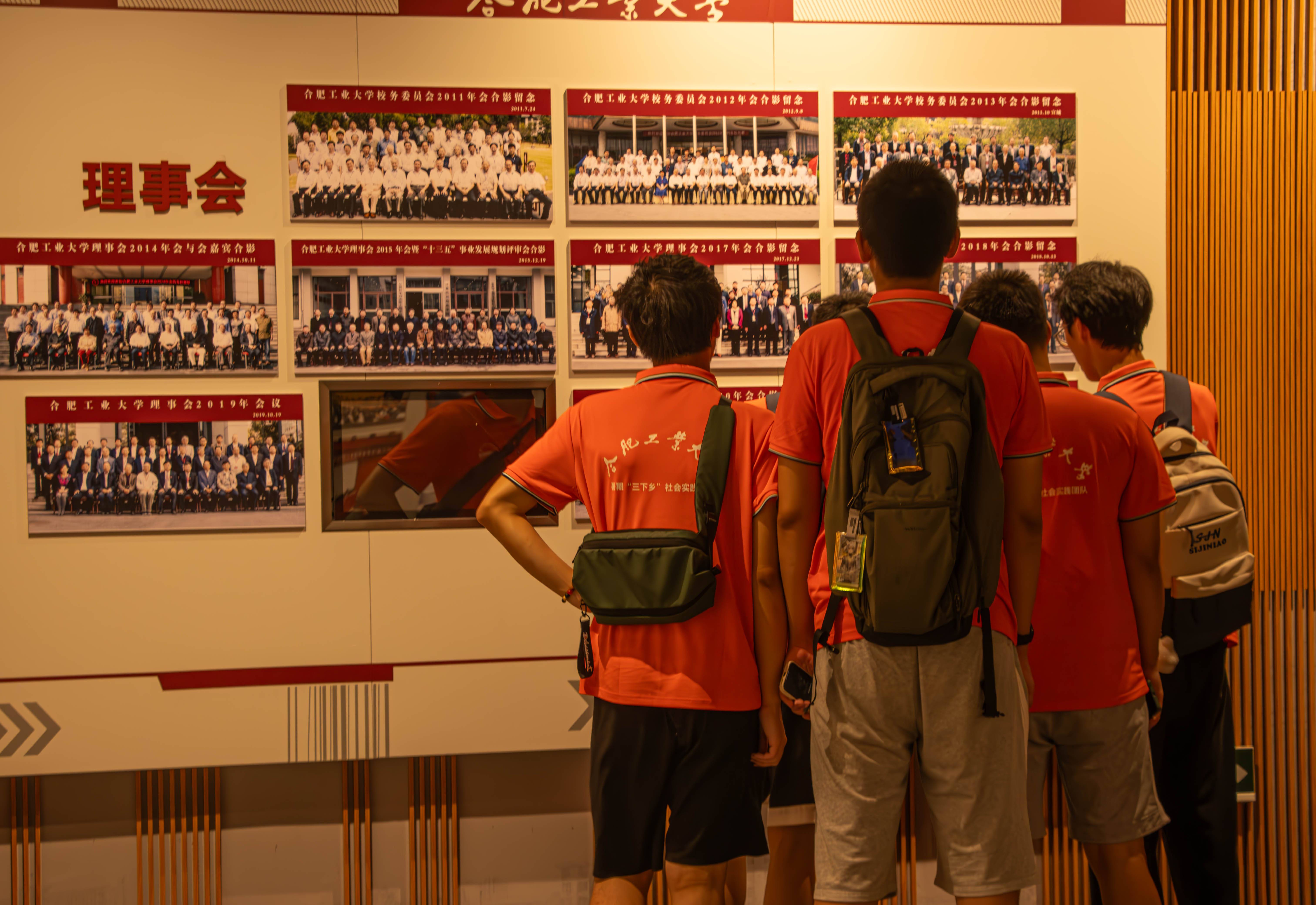 �Ŷӳ�Ա�ۿ�����У���»���Ƭ ��������.jpg