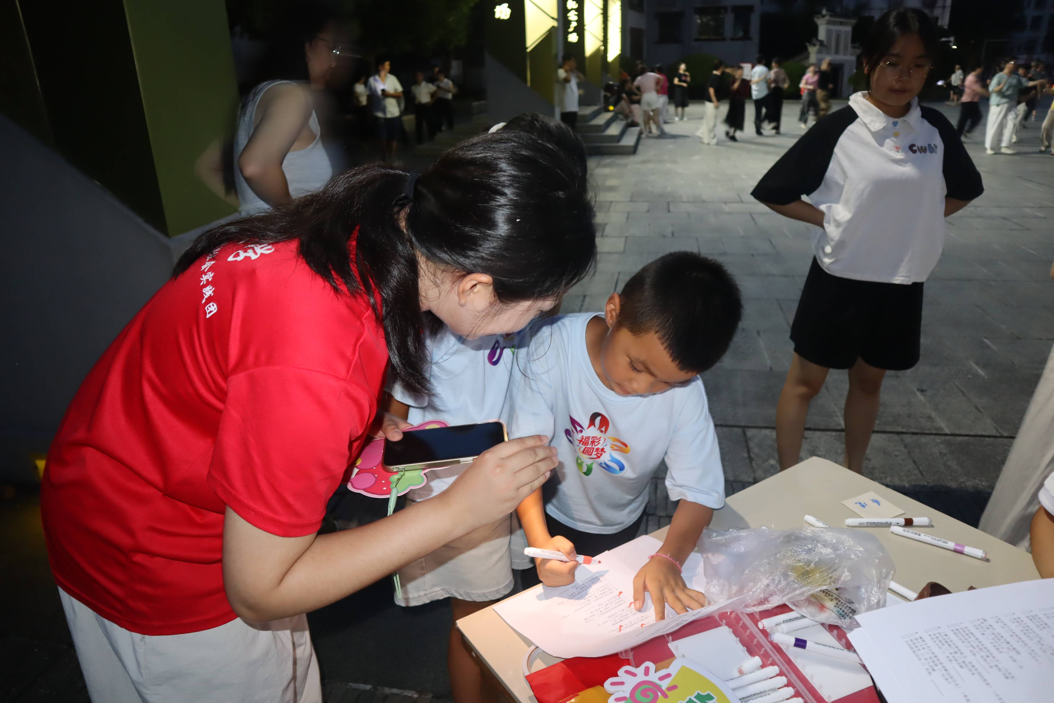 1755852076488881.jpg 图为实践团成员协助居民填写问卷图片.jpg