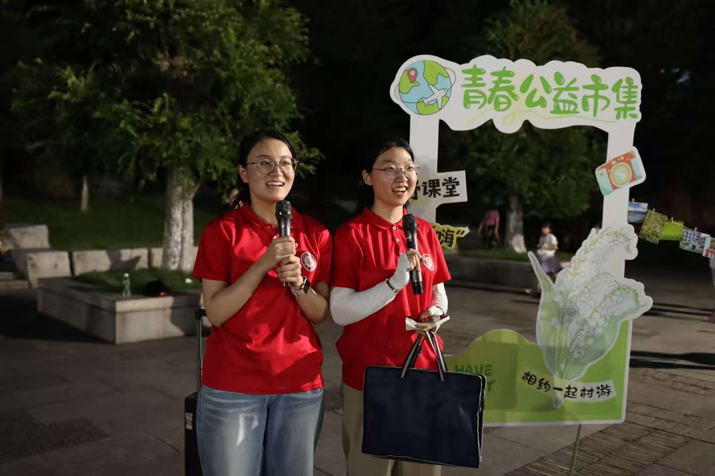 1755852104743805.jpg 图为实践团成员于活动现场照片.jpg